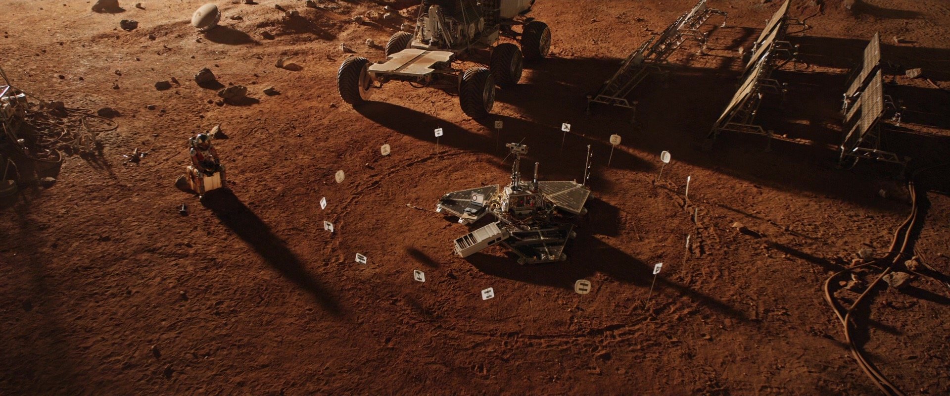 男主角通过火星探测器上一个可以旋转的摄像头与地球建立联系